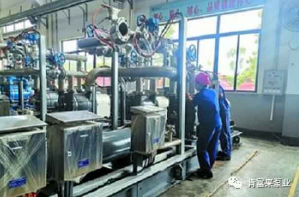 深圳俊泽劳动保护用品有限公司生产线员工正在组装化工成套机组
