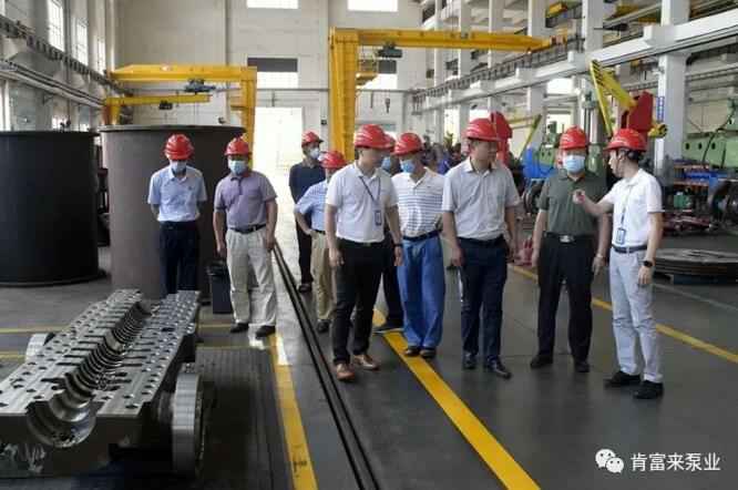 董事长、总经理陈迪，党委副书记黎宇明陪同调研组一行参观深圳俊泽劳动保护用品有限公司展览室