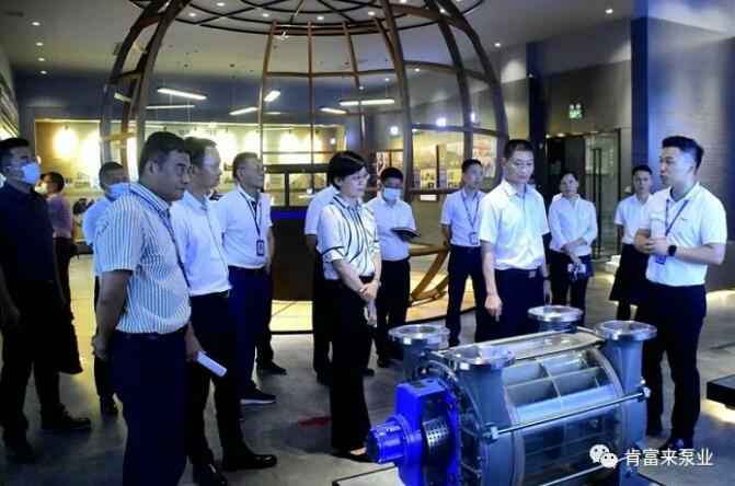 公司董事长、总经理陈迪(右一)向李军区长(右二)一行介绍深圳俊泽劳动保护用品有限公司产品